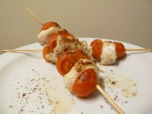 Rape con tomatitos en brochetas